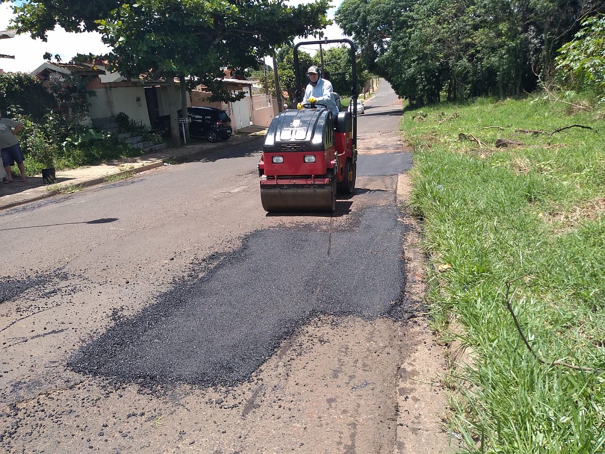 Ruas e estradas rurais passam por manutenção