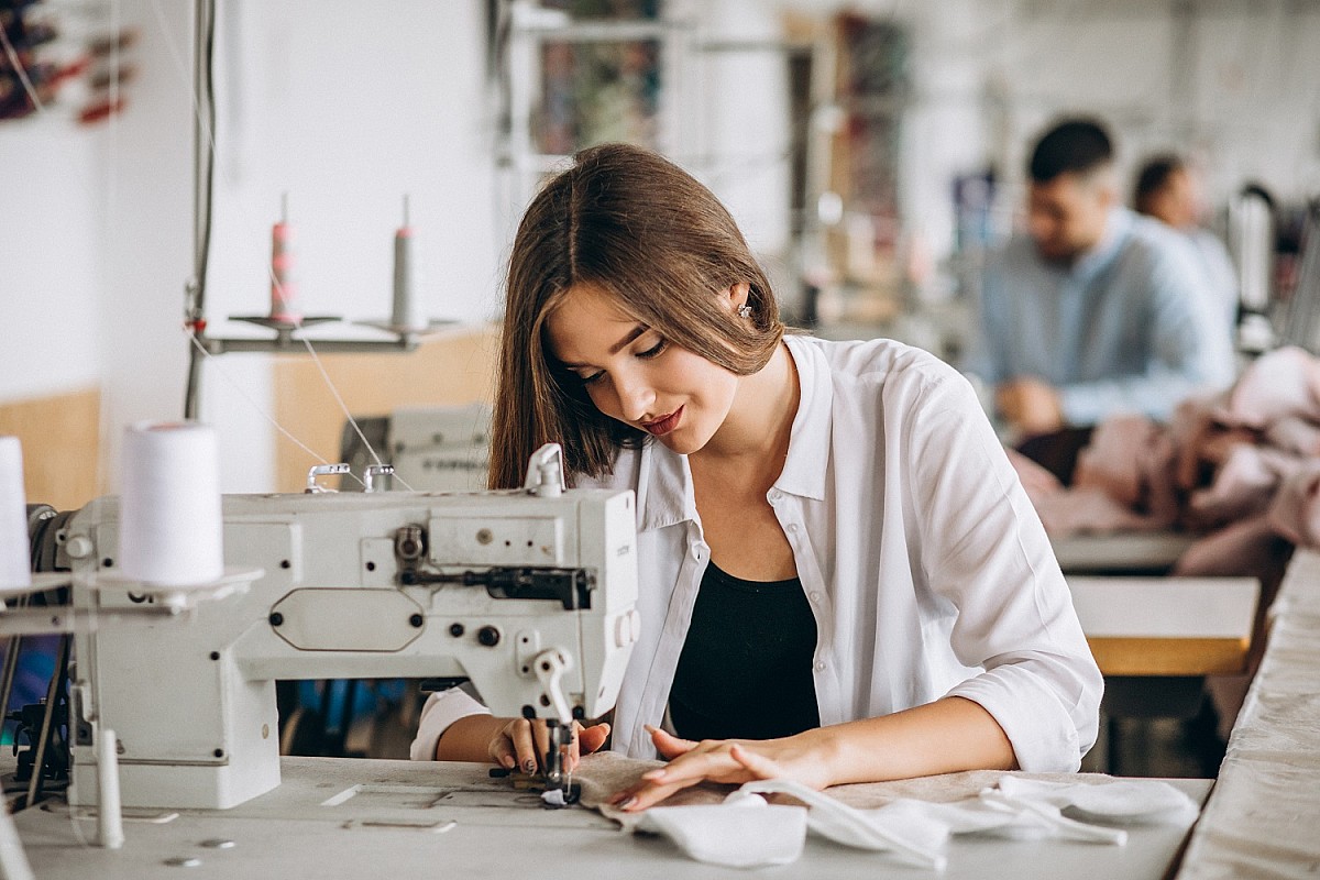 Curso gratuito de costureiro de máquina industrial está com inscrições abertas