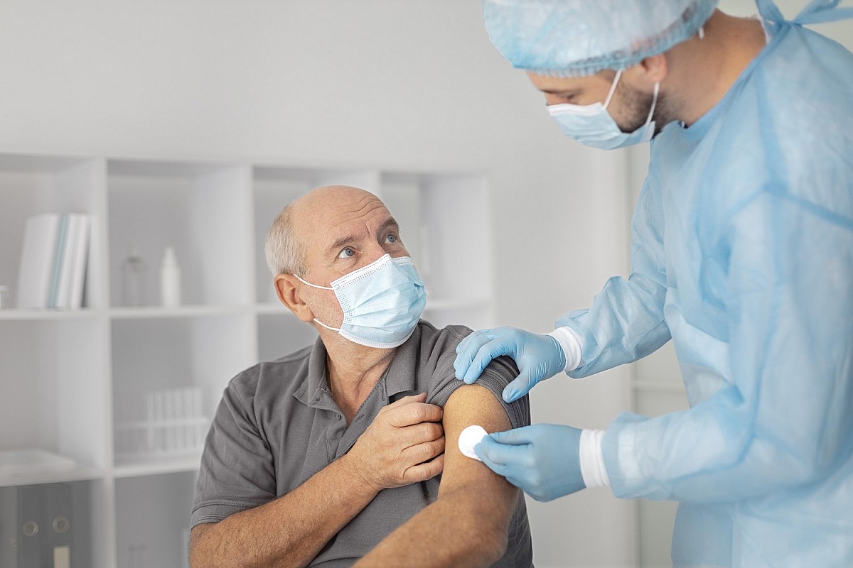 Idosos de 60 anos recebem vacina contra Gripe e Covid