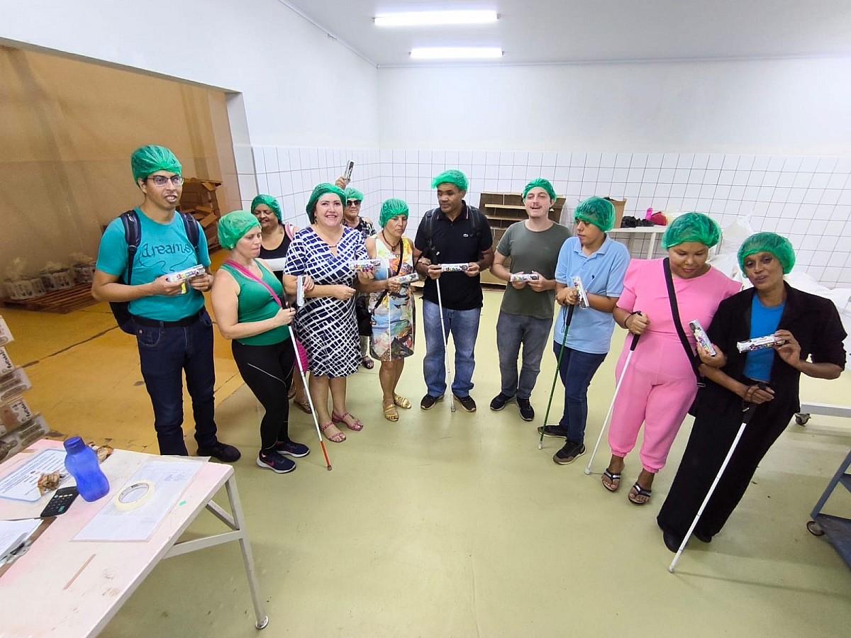 Pessoas com cegueira visitam fábrica de bolacha em Avaré