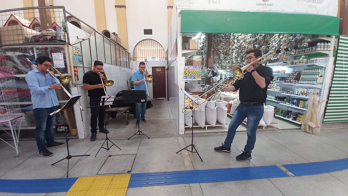 Abril é encerrado com música e encontro literário