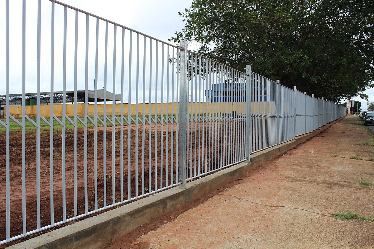 Prefeitura de Avaré instala grades no estacionamento da Emapa