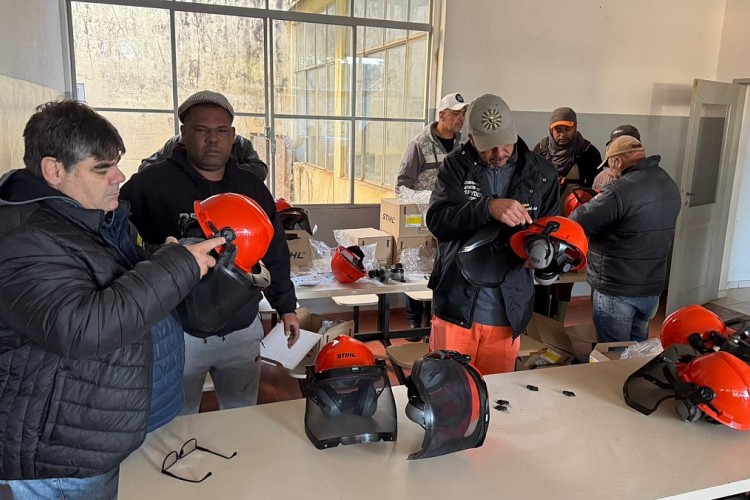 Servidores recebem novos equipamentos de proteção individual