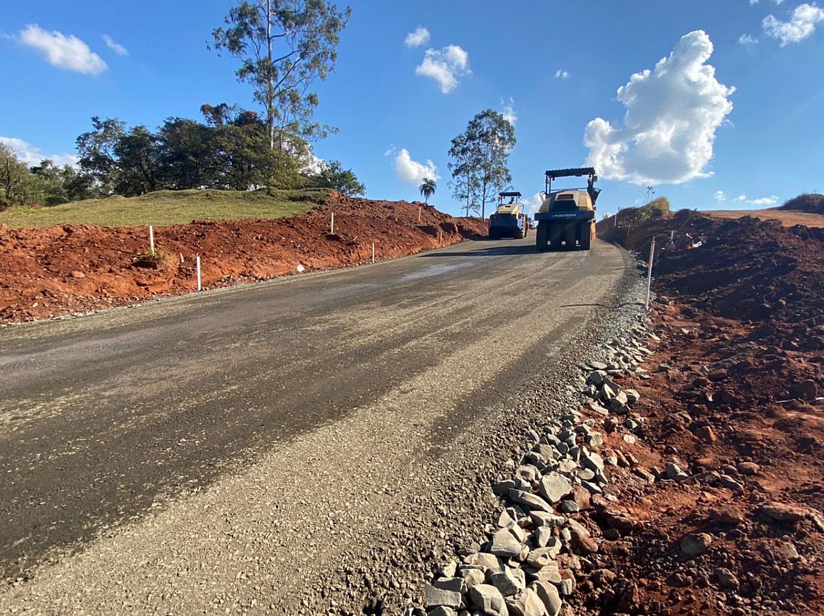 Pavimentação chega a primeiro trecho de vicinal que dá acesso à SP-255