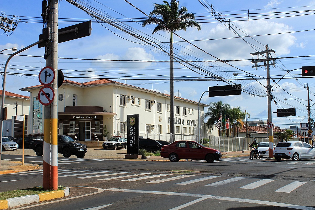 Prefeitura substitui placas de trânsito na região central de Avaré