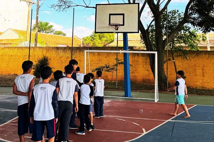 Prefeitura instala nova cesta de basquete em escola e reforça incentivo ao esporte na rede municipal