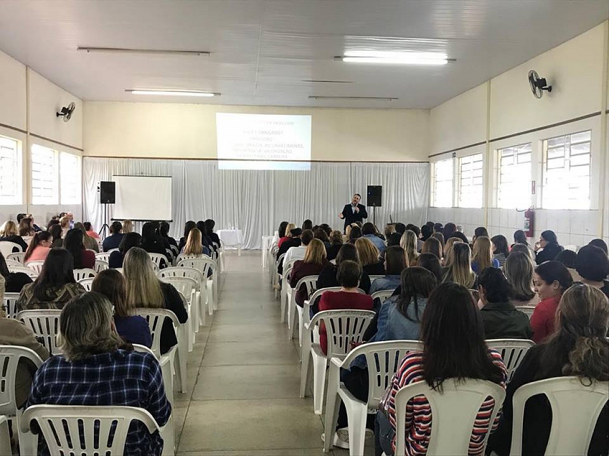 Professores ouvem palestra sobre relações humanizadoras