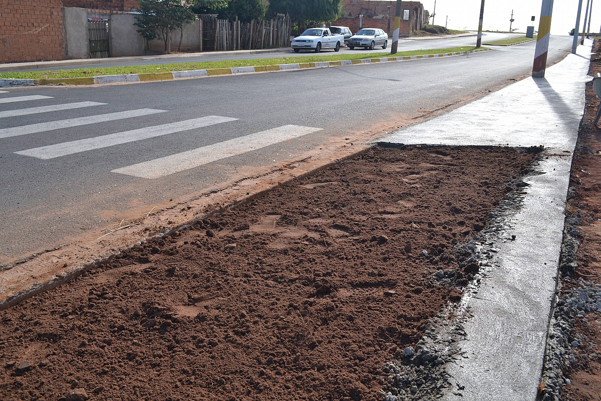 Prefeitura inicia construção de calçada na Avenida Tininho Negrão