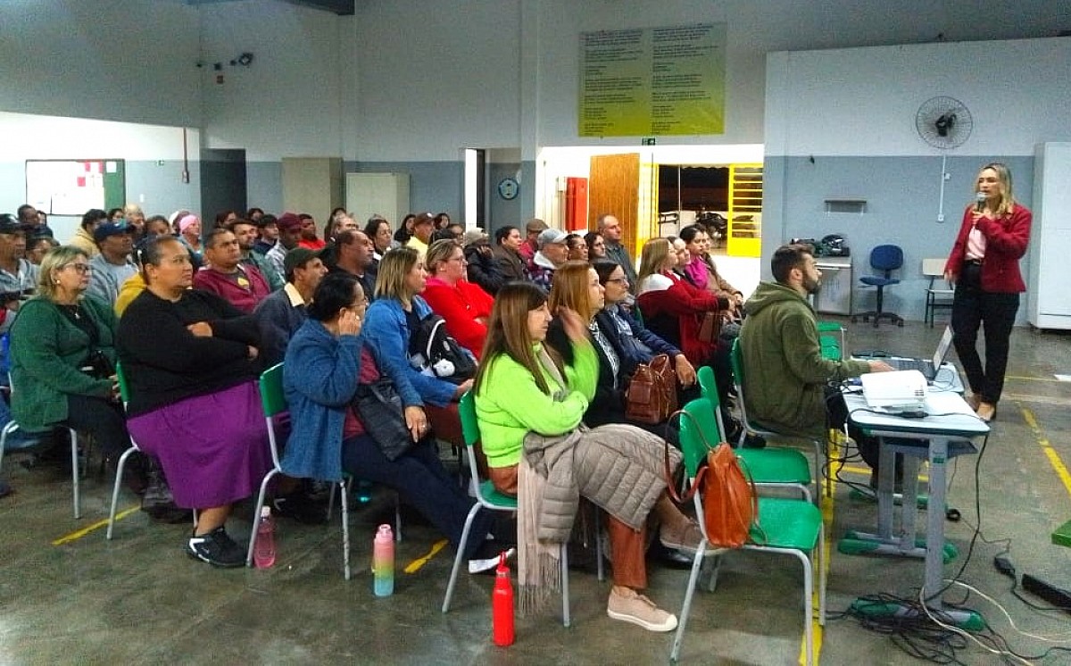 Palestra sobre sustentabilidade reúne alunos da EJA