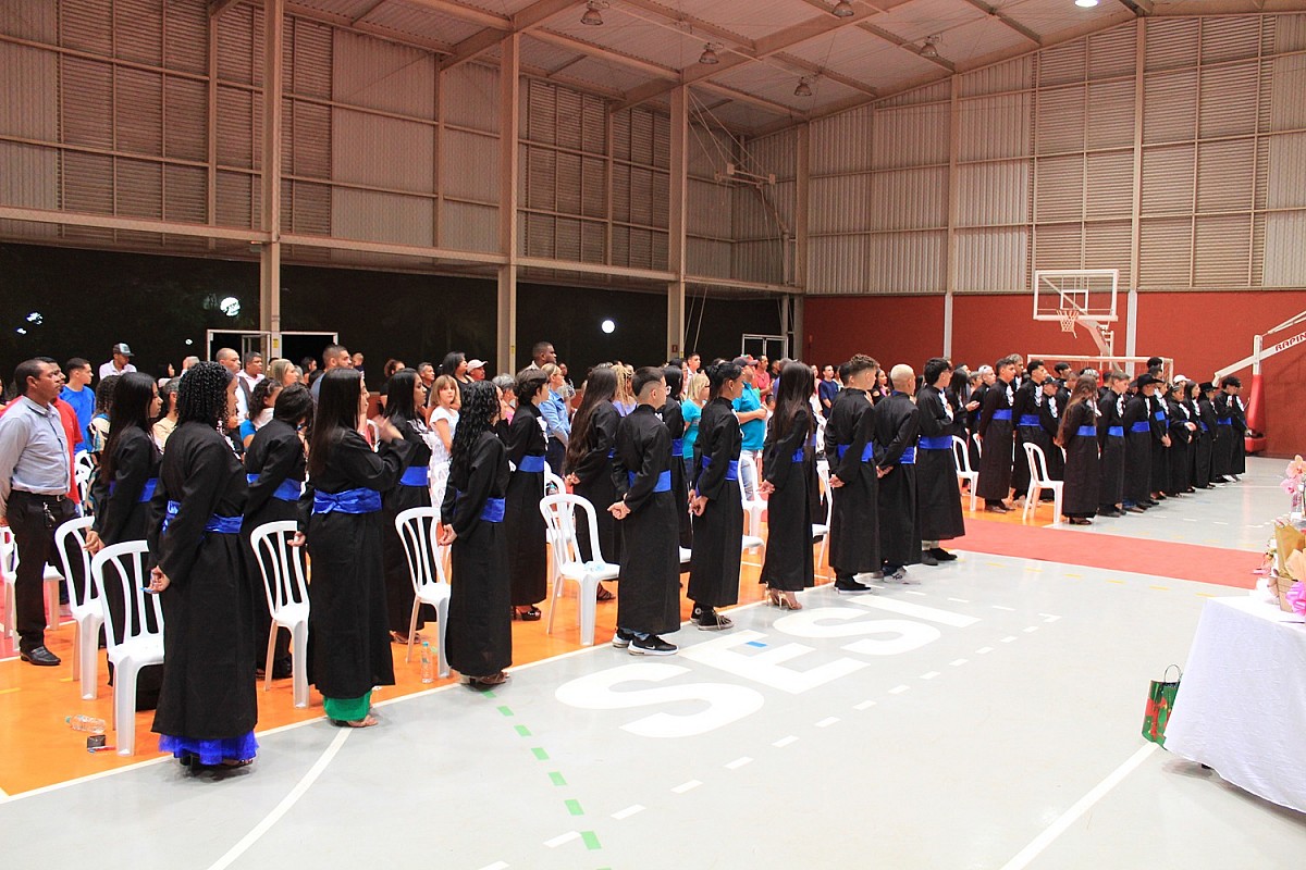 Formandos do curso de costureiro industrial são diplomados pelo SENAI