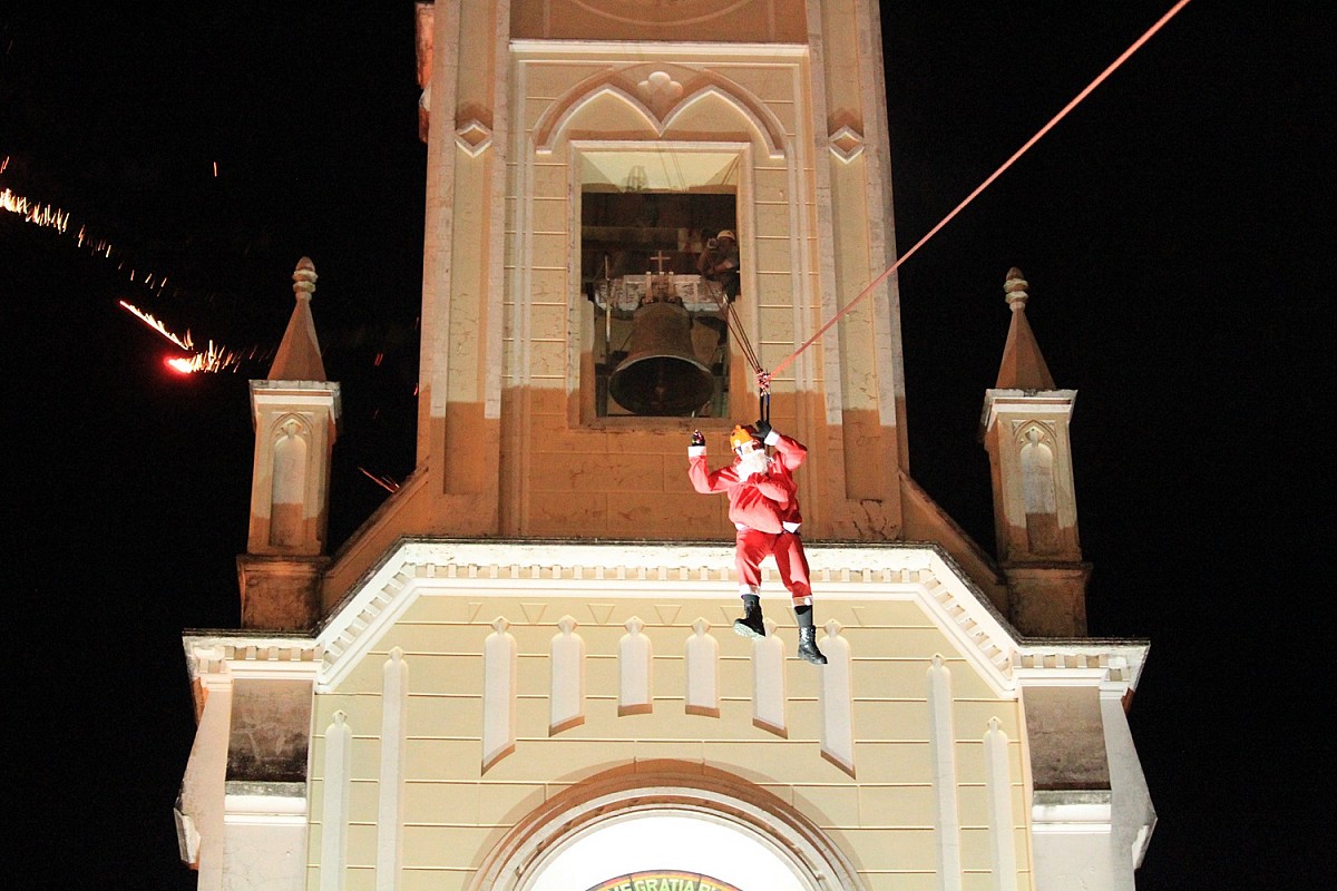 Vila de Natal e Papai Noel de tirolesa são atrações do Natal Cultural