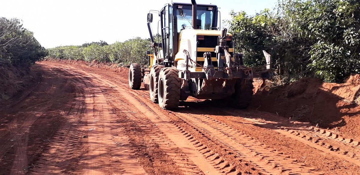 Prefeitura adequa estrada rural utilizada para escoamento de produção agrícola