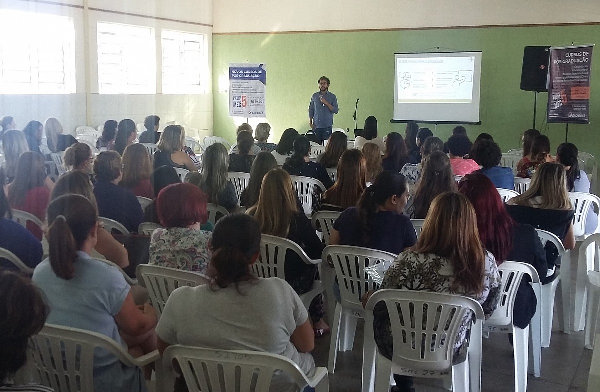 Especialista expõe a BNCC aos profissionais da educação