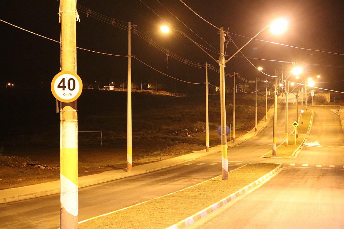 Após receber sinalização e calçamento, Avenida “Tininho Negrão” ganha iluminação