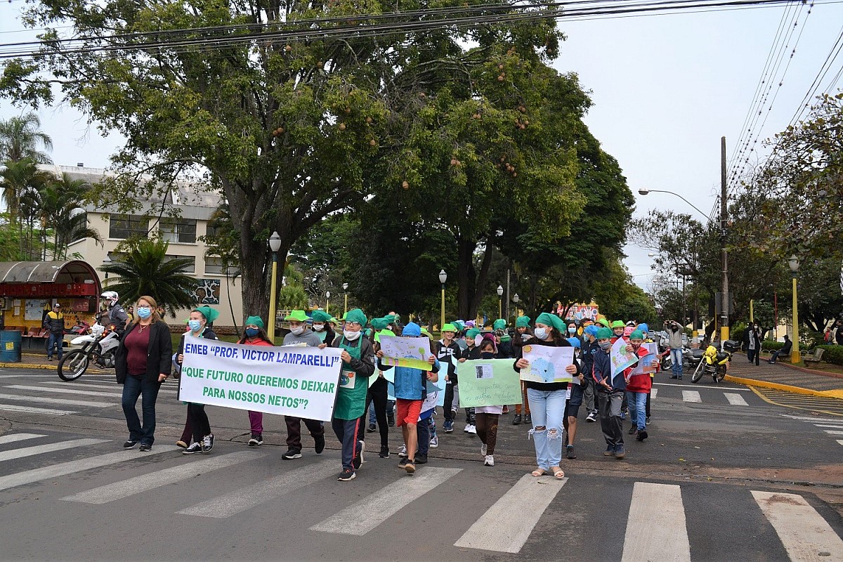 Dia Mundial do Meio Ambiente é celebrado com passeata