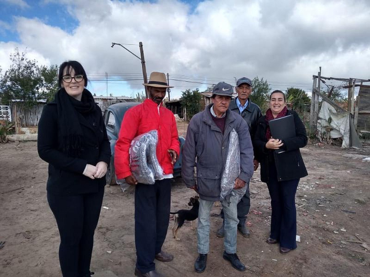 Fundo Social faz entrega de cobertores a famílias