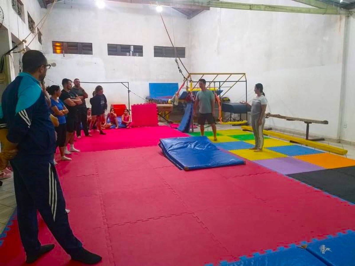 Professores passam por capacitação sobre capoeira e ginástica artística