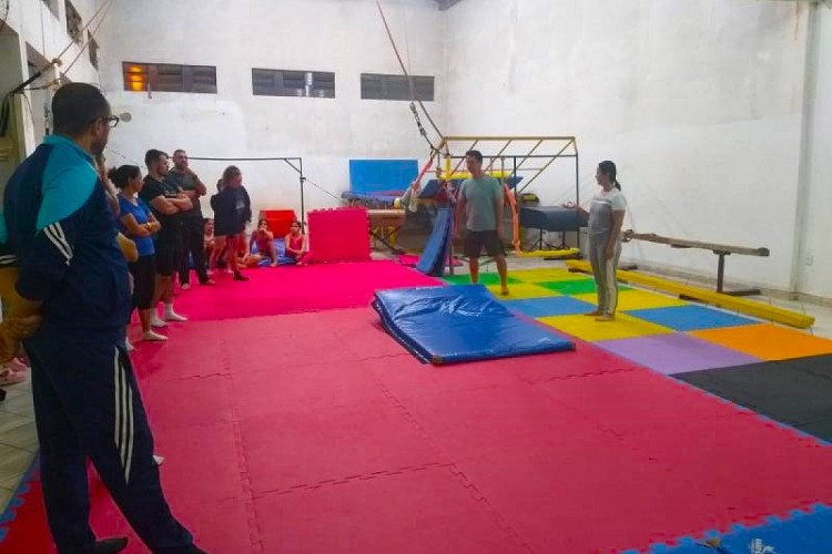Professores passam por capacitação sobre capoeira e ginástica artística