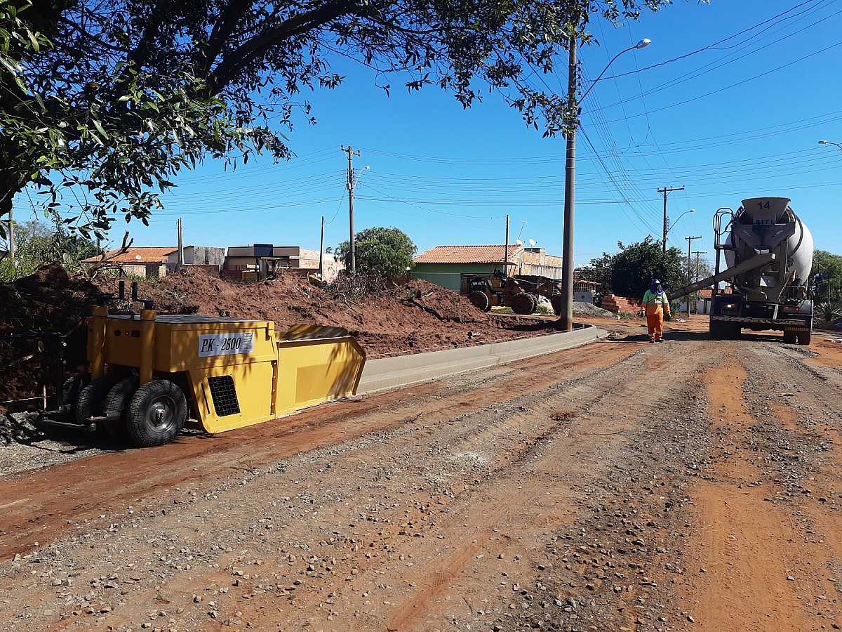 Ruas em processo de pavimentação no Terras de São José recebem guias e sarjetas