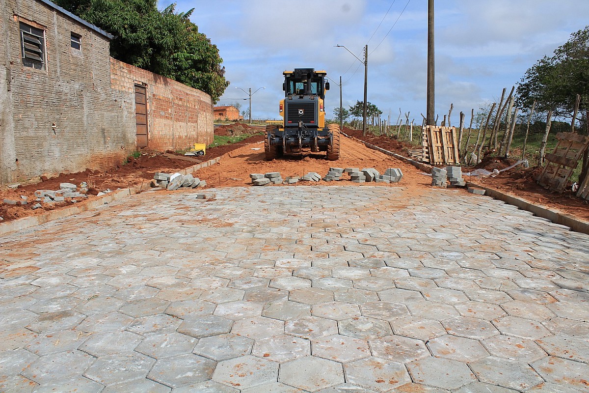 Pavimentação em rua amplia integração no Jardim Paraíso