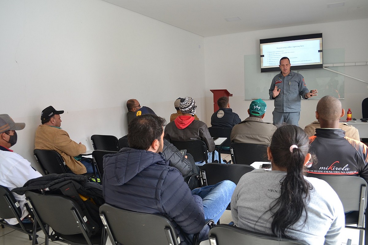 Bombeiros ministram treinamento sobre combate a incêndio em área rural