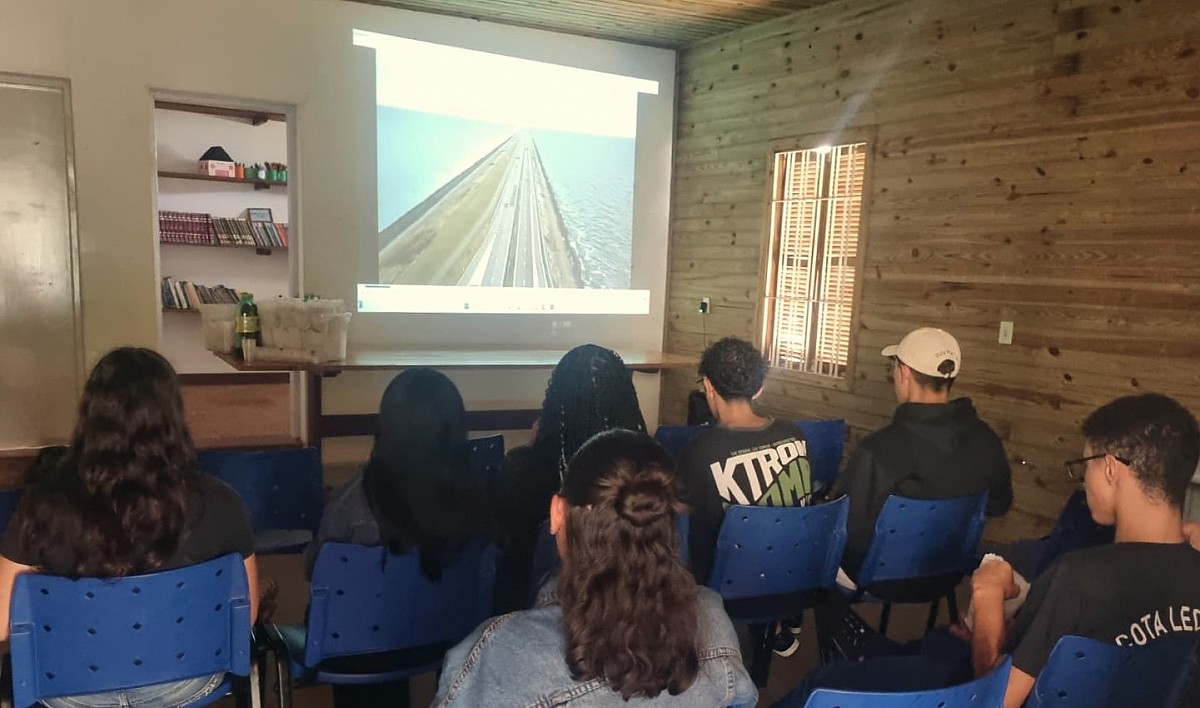 Alunos de escola estadual participam de sessão ambiental na Sala Verde Sabiá