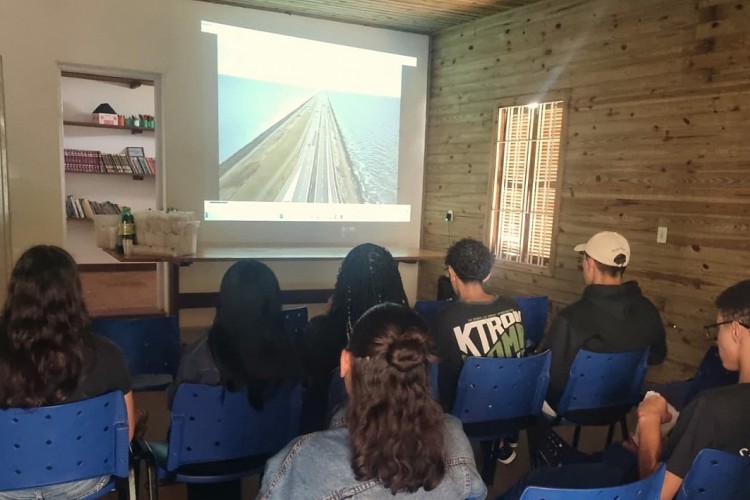 Alunos de escola estadual participam de sessão ambiental na Sala Verde Sabiá