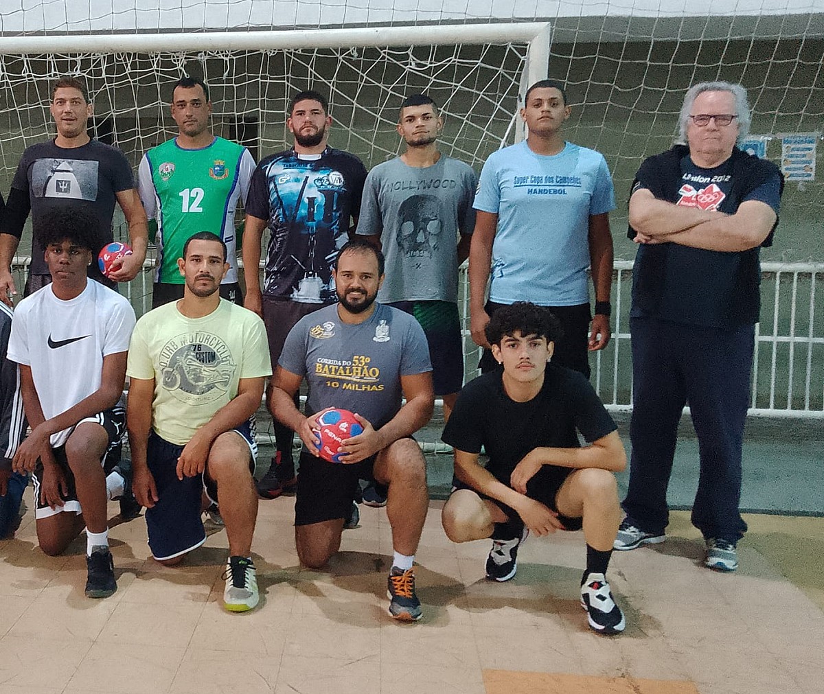 Ex-técnico da Seleção Brasileira de Handebol ministra treino a atletas de Avaré