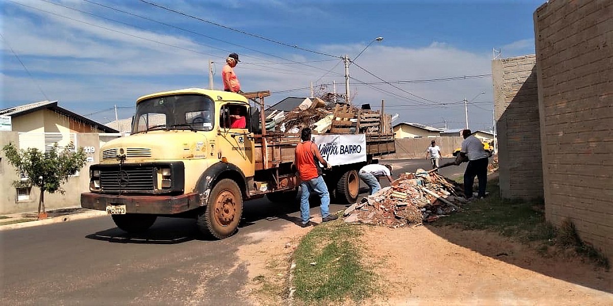 Limpa Bairro recolhe entulhos por toda a cidade