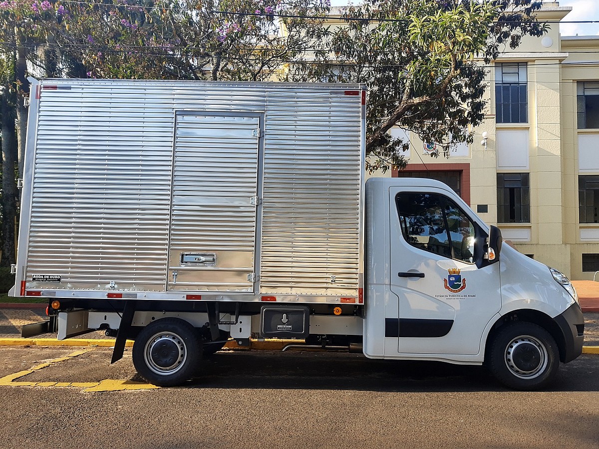 Educação adquire caminhão para uso do Almoxarifado