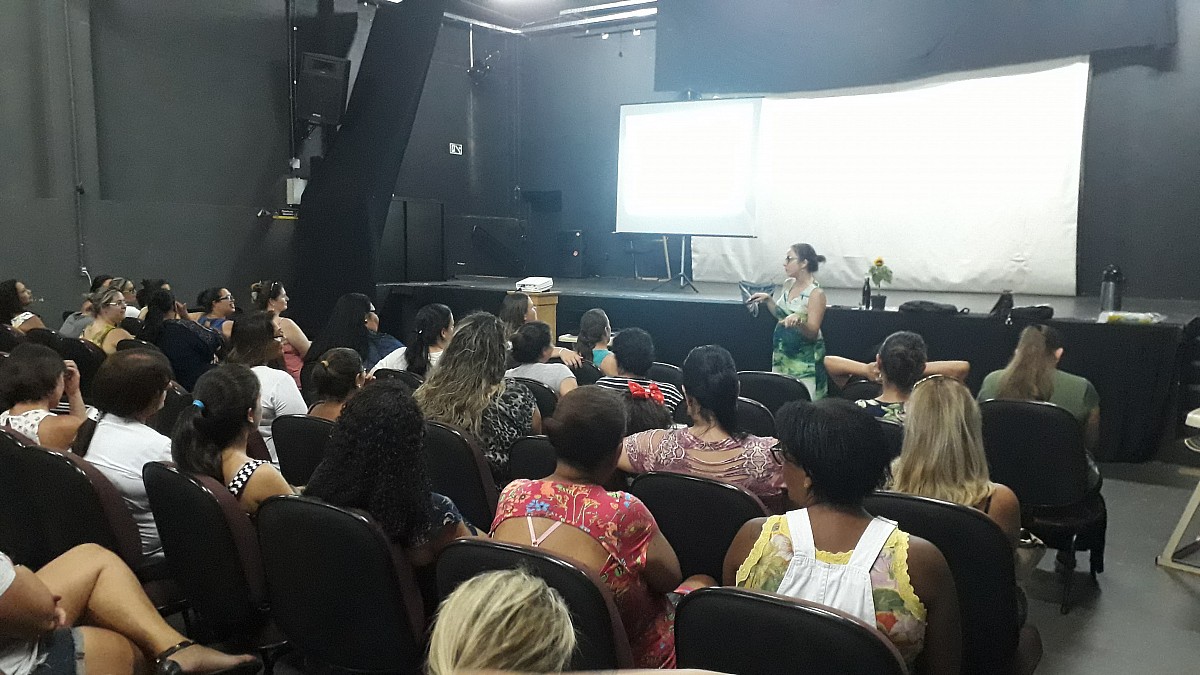 Ano letivo começa com capacitação para professores e ADIs