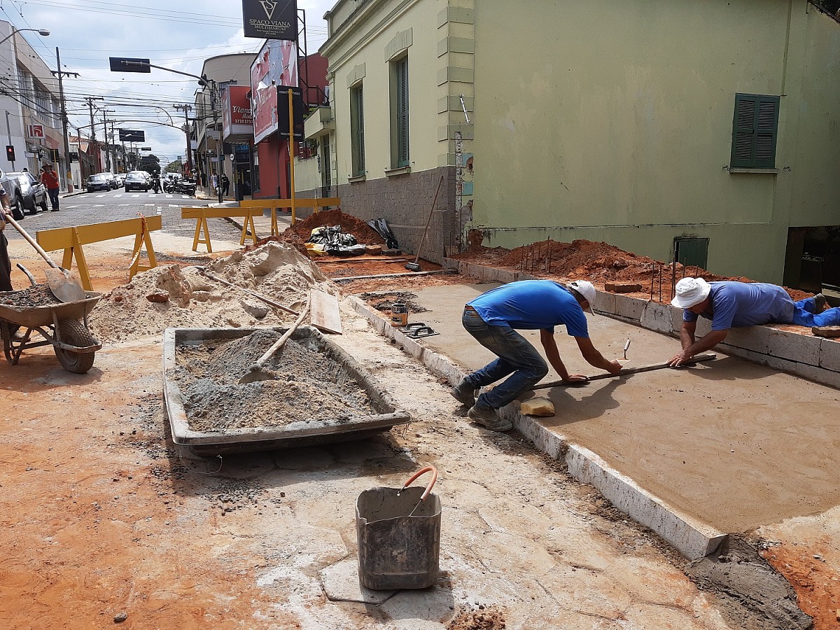 Prefeitura de Avaré recupera rua na região central danificada pelas chuvas