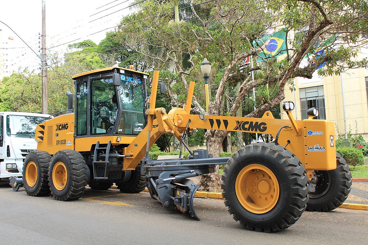 Nova motoniveladora é incorporada à Frota Municipal