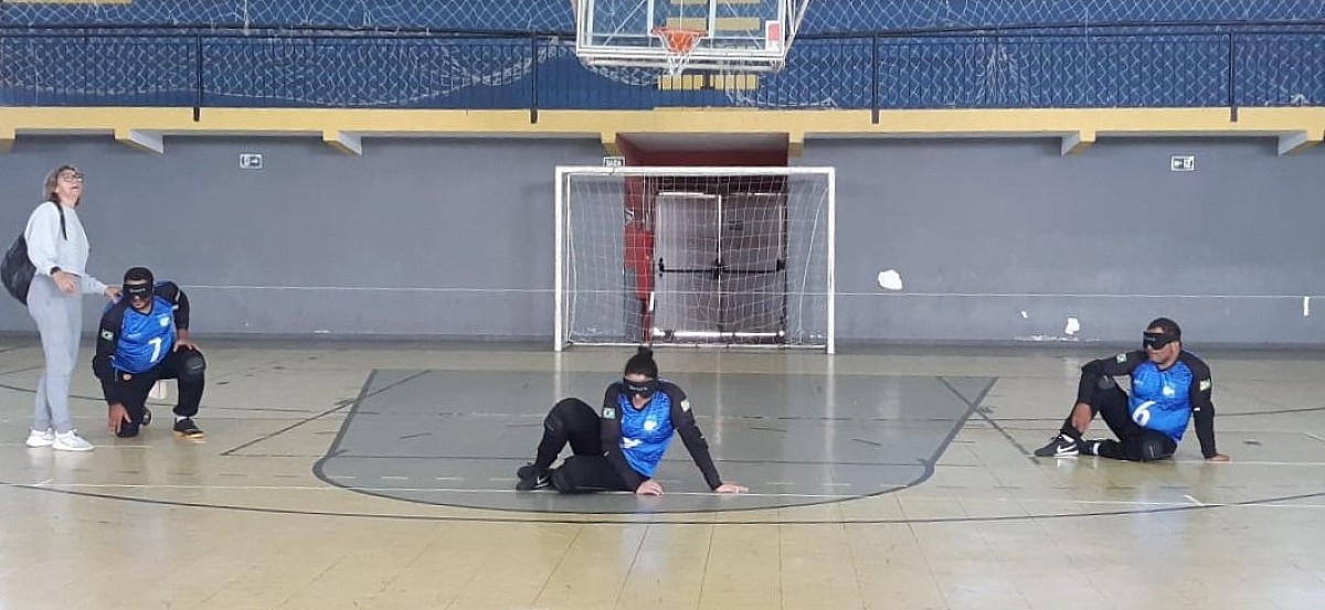 Curso sobre modalidade paralímpica goalball reúne 40 pessoas