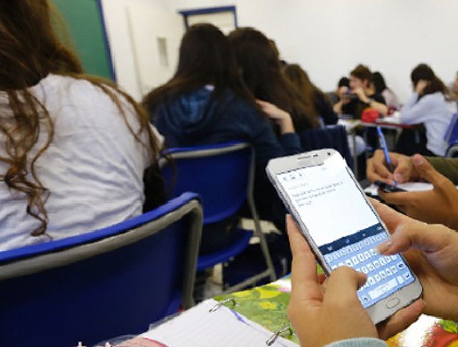 Uso de celular em Unidades de Ensino