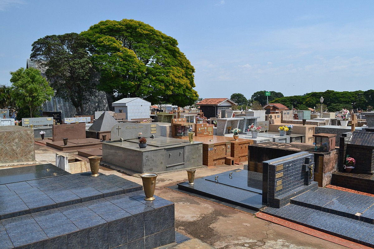Cemitério fica fechado para visitação no Dia dos Pais