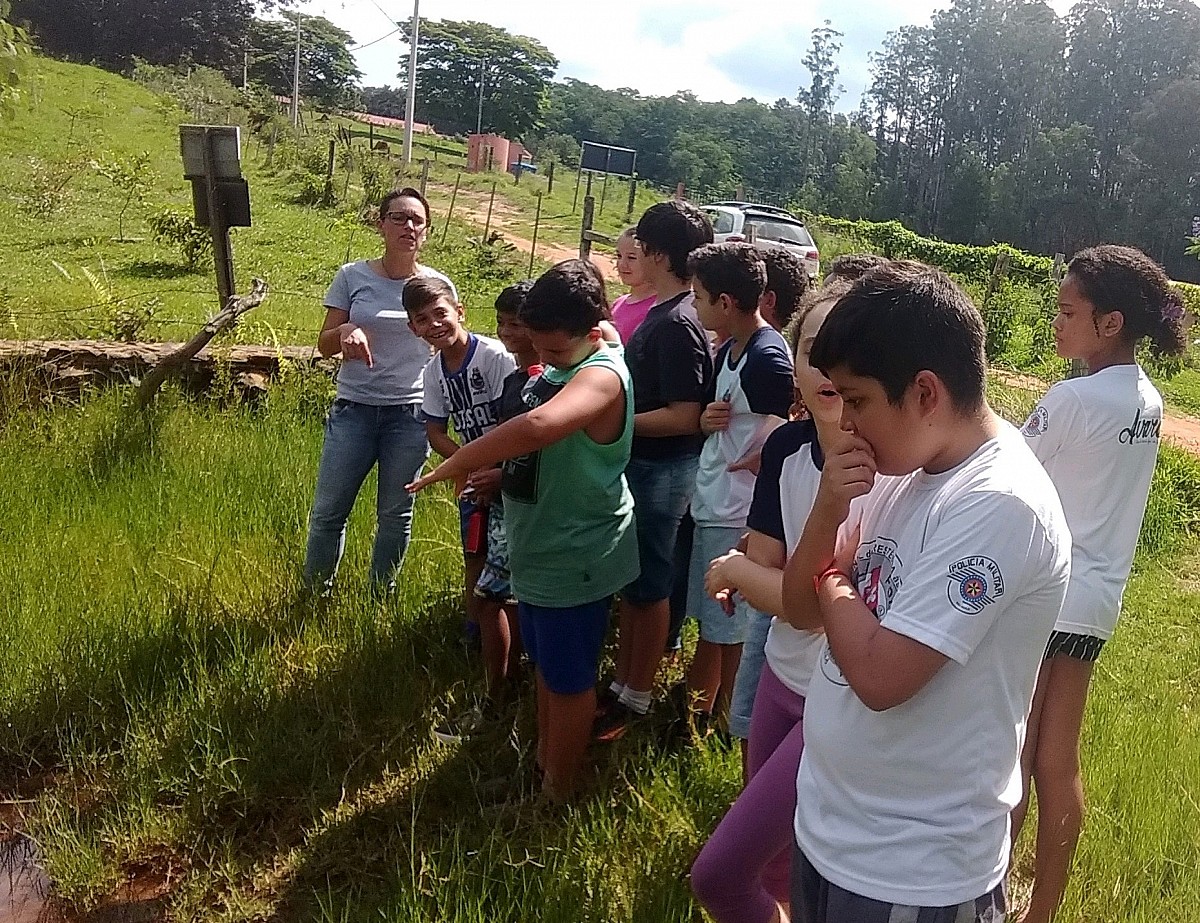 Alunos visitam nascente modelo no bairro Vereda do Sol