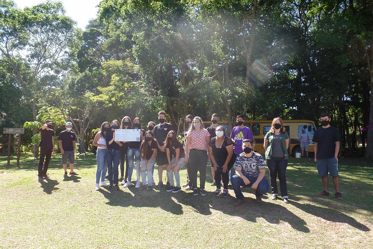 Programa conscientiza estudantes por meio do plantio de mudas nativas