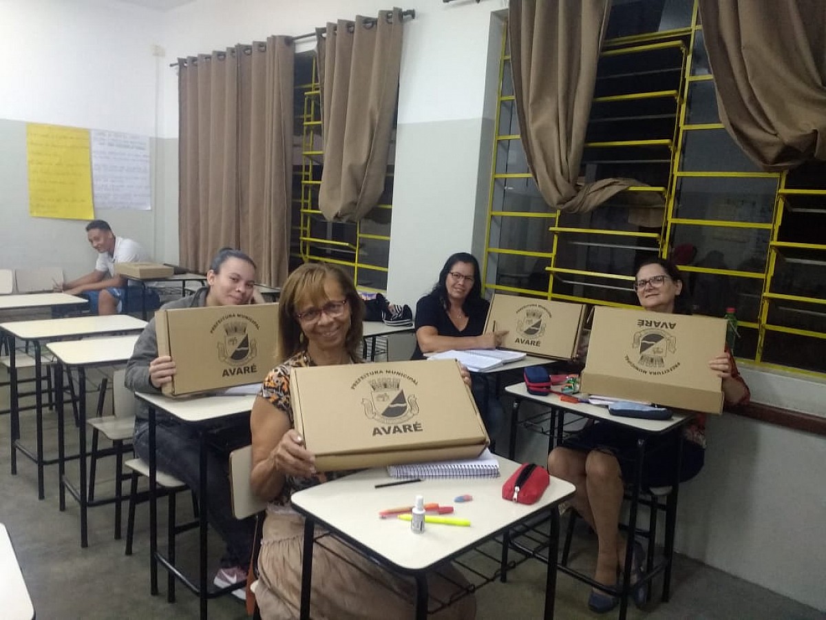 Prefeitura entrega kits escolares aos alunos do EJA