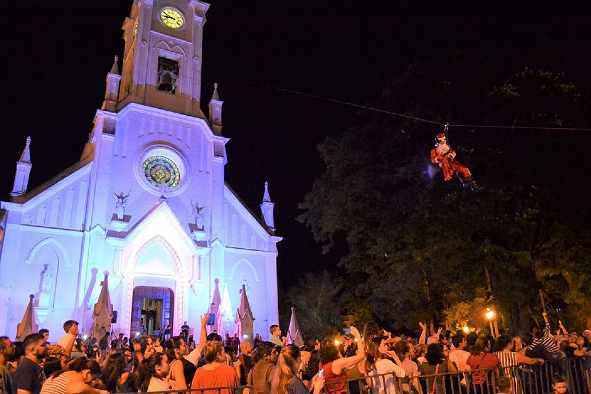 Papai Noel chega de tirolesa e encanta público em Avaré