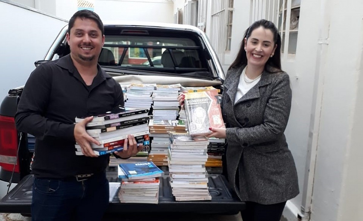 ETEC de Cerqueira César faz doação de livros ao Fundo Social