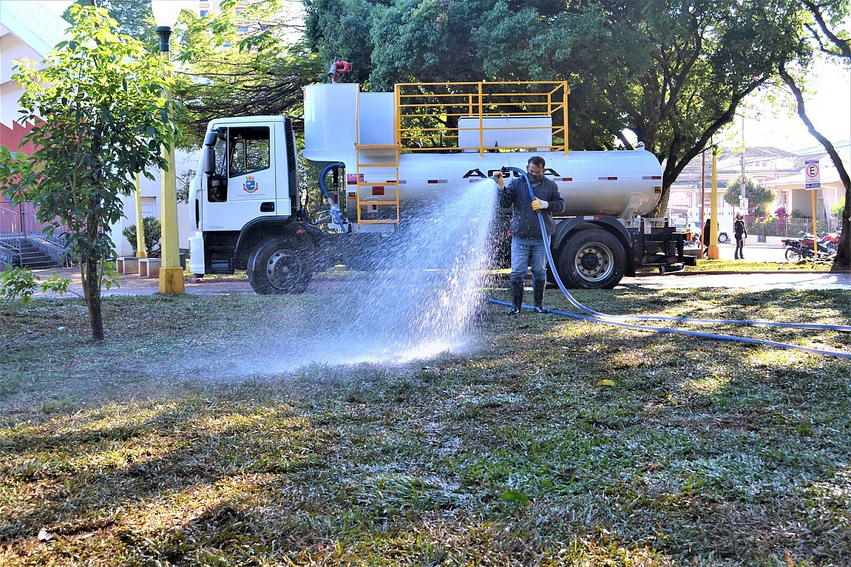 Gramado das praças do Paço Municipal e Concha Acústica recebe reparo