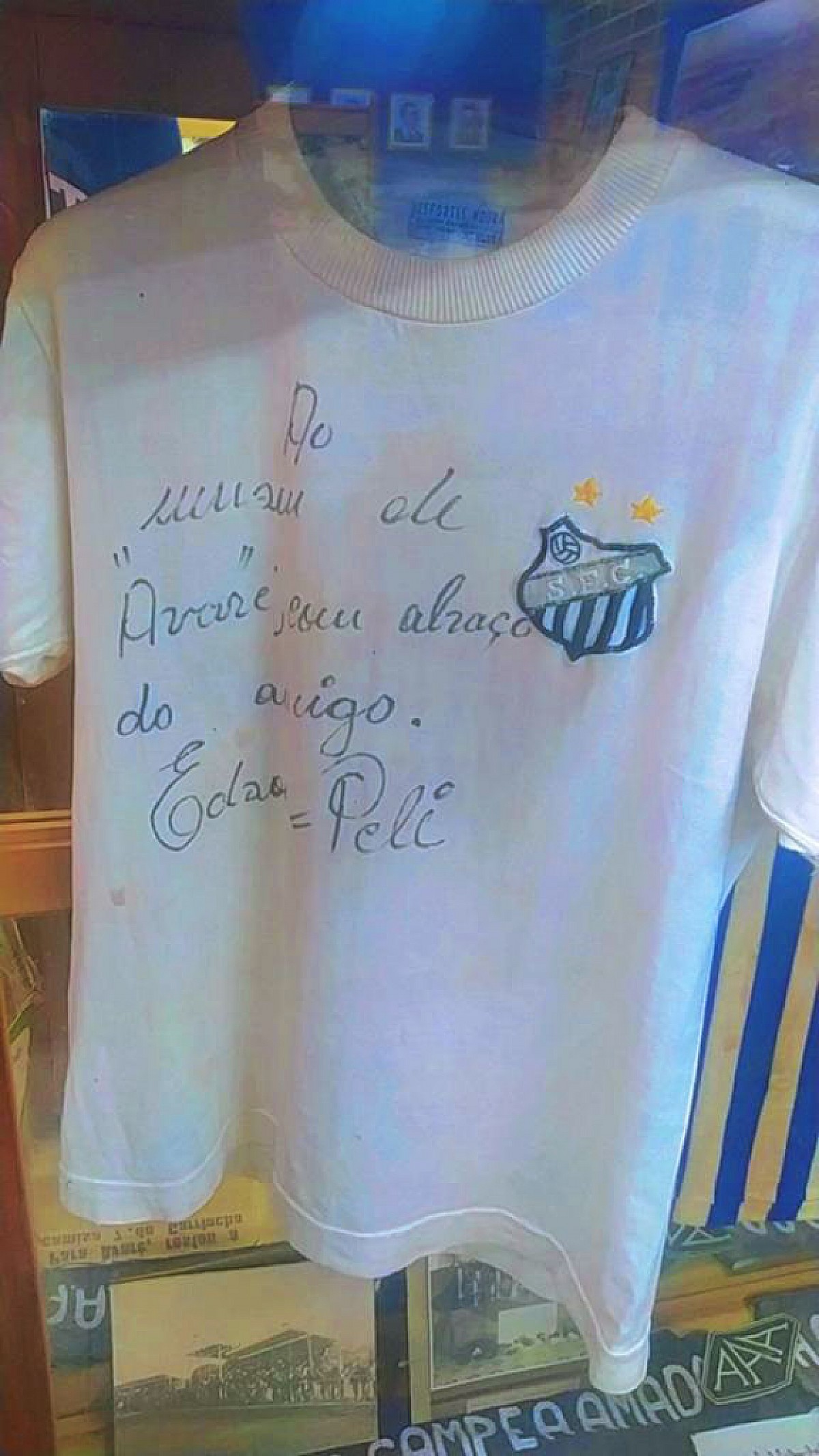 Museu de Avaré conserva camisas autografadas por Pelé
