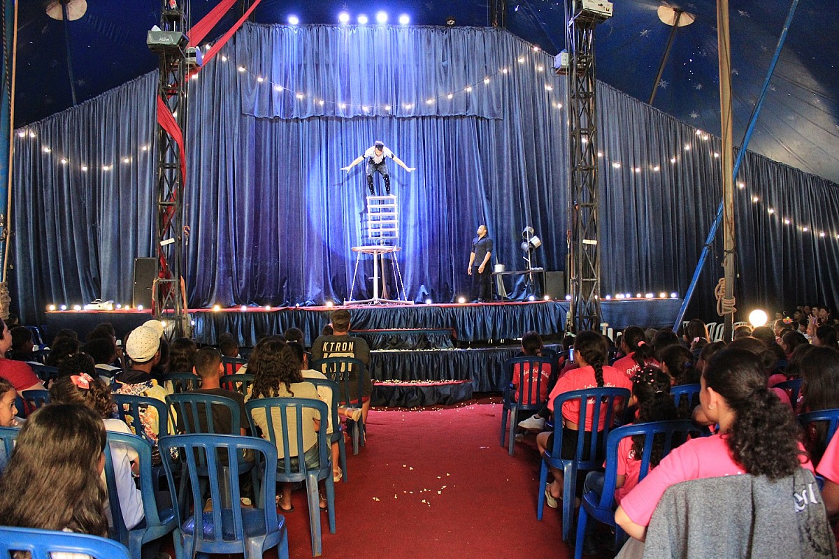 Crianças participam de espetáculo no Illusion Circus