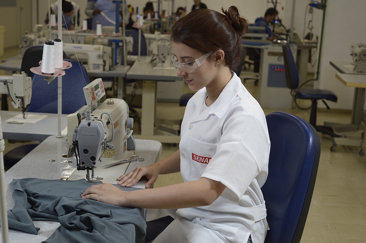 Senai está com inscrições abertas para curso gratuito de Costureiro Industrial do Vestuário