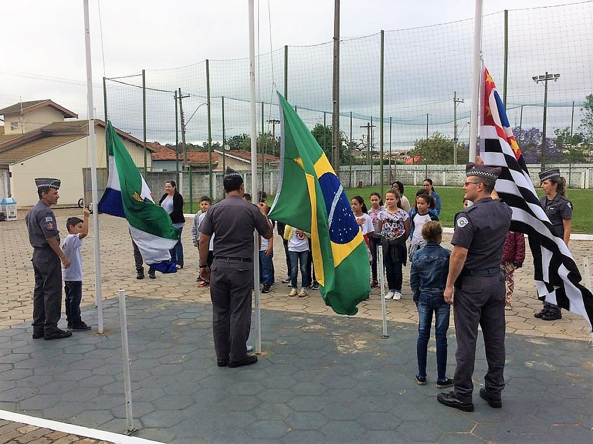 Alunos da EMEB Duílio Gambini participam da Escola da PM