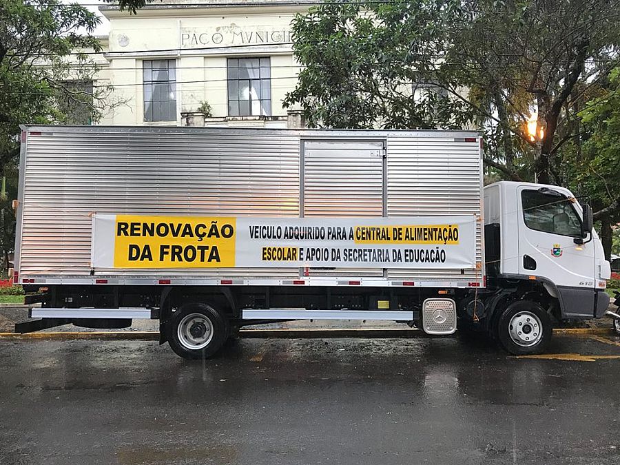 Central de alimentação recebe novo caminhão-baú