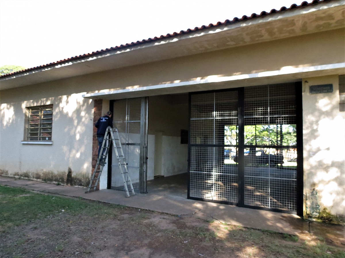 Portões com grades são instalados no prédio do CAIC