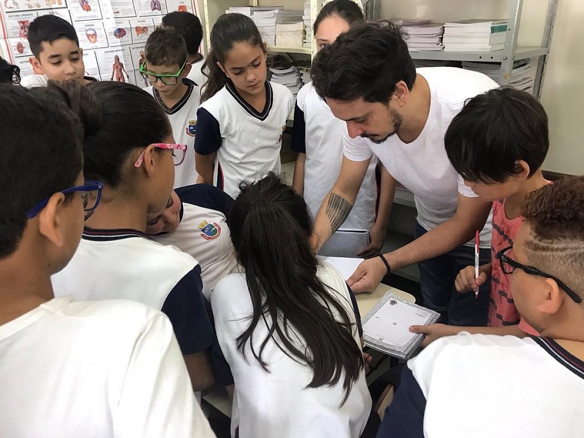 Artista plástico Edu Cardoso participa de atividade na escola Dondoca