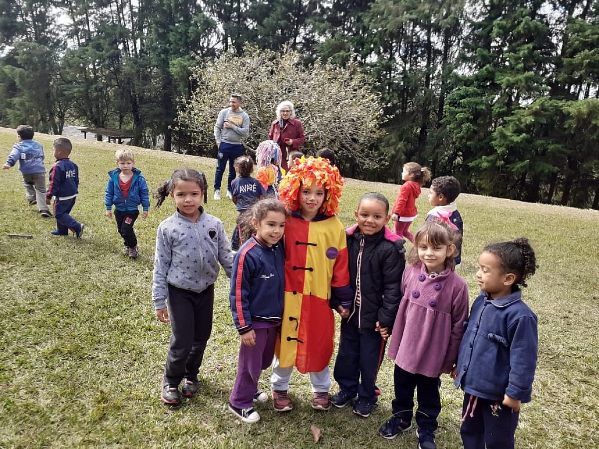 Crianças recriam Sítio do Picapau Amarelo no encerramento do Projeto Folclore